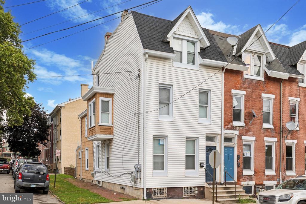 731 W Lafayette St in Norristown, PA - Building Photo