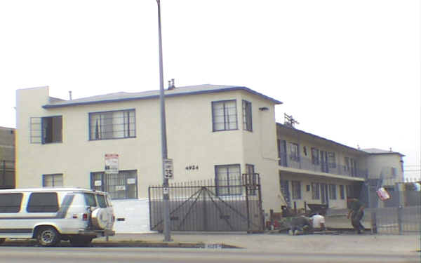 4924 W Washington Blvd in Los Angeles, CA - Building Photo