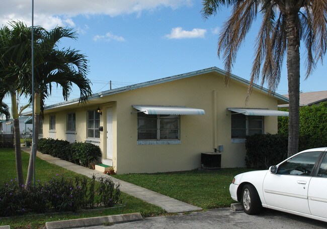 2208 Johnson St in Hollywood, FL - Building Photo - Building Photo