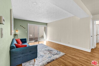 18620 Hatteras St in Los Angeles, CA - Building Photo - Building Photo