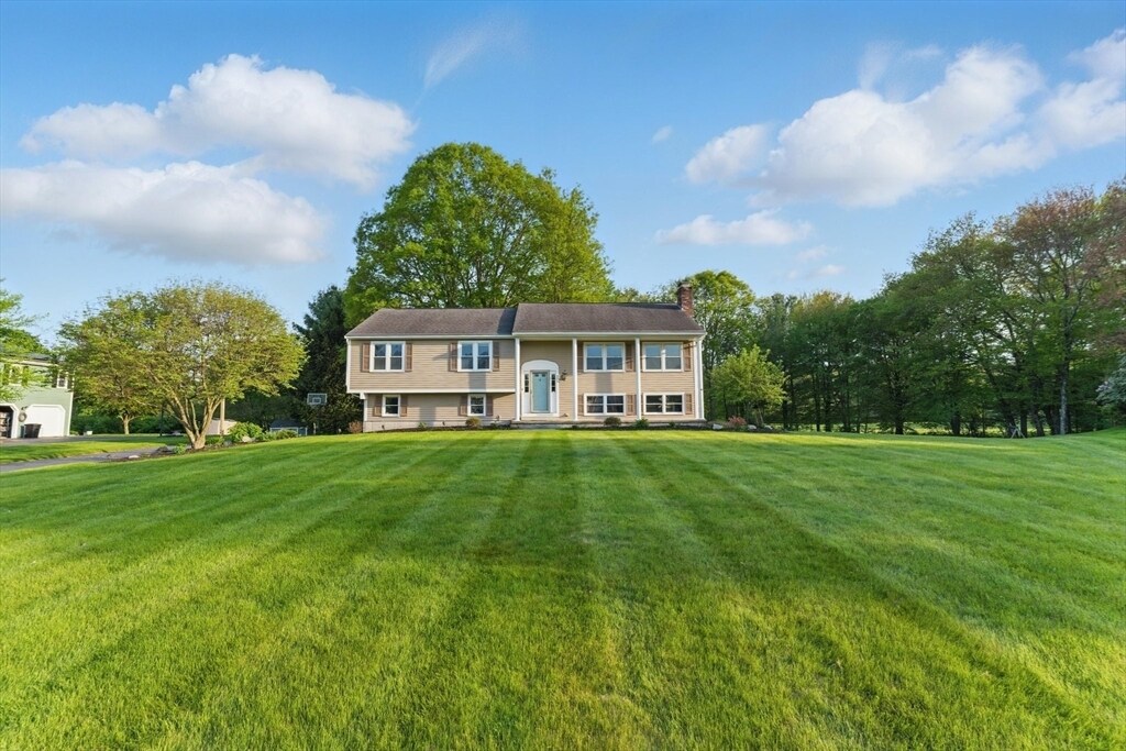 121 Indian Meadow Dr in Northborough, MA - Building Photo