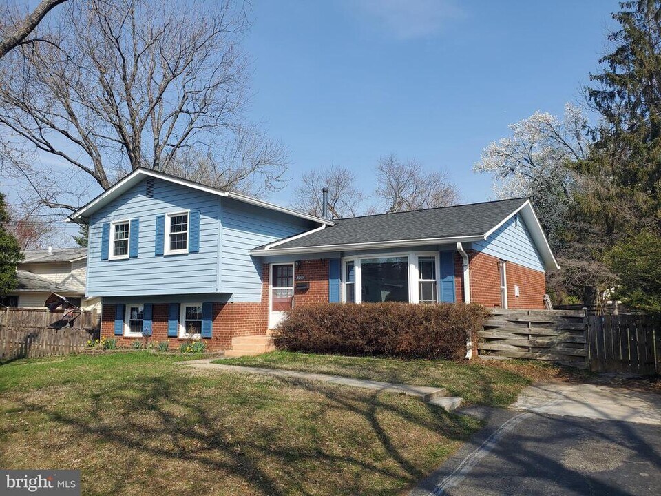 702 W Edmonston Dr in Rockville, MD - Foto de edificio