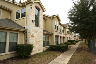 The Meadows at Bentley in San Antonio, TX - Building Photo
