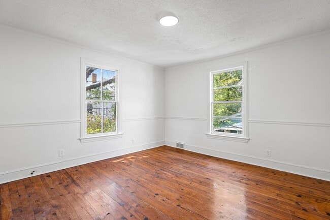 209 N Spring St in Winston-Salem, NC - Foto de edificio - Building Photo