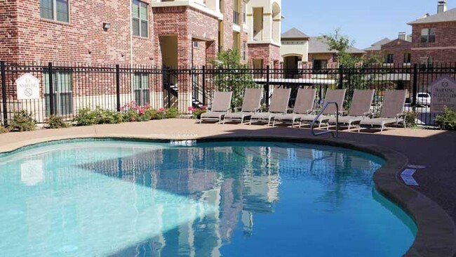 Crest Manor Apartments in Lewisville, TX - Building Photo - Building Photo