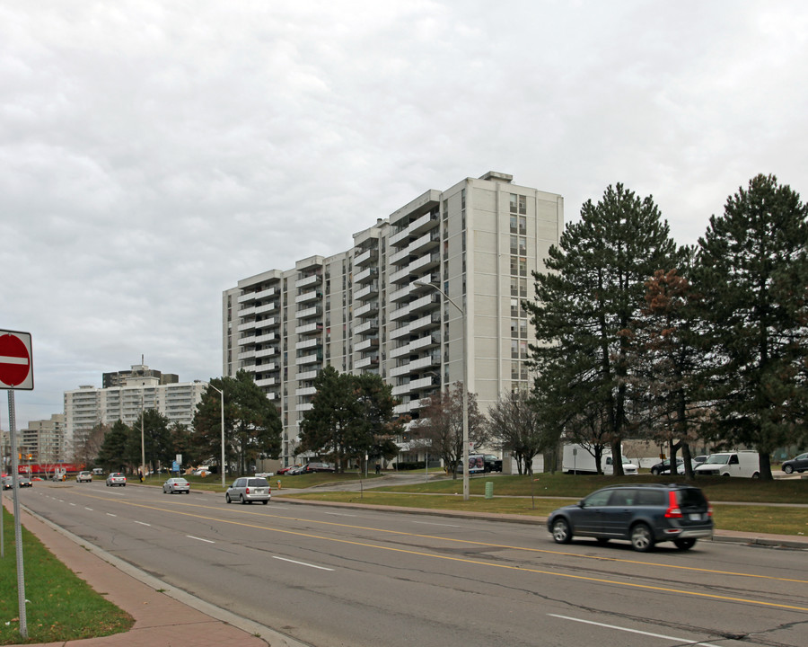 6171 Bathurst St in Toronto, ON - Building Photo