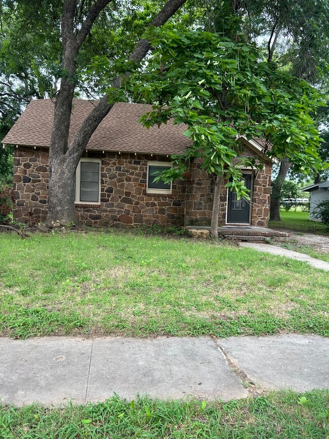 property at 819 N Commerce St