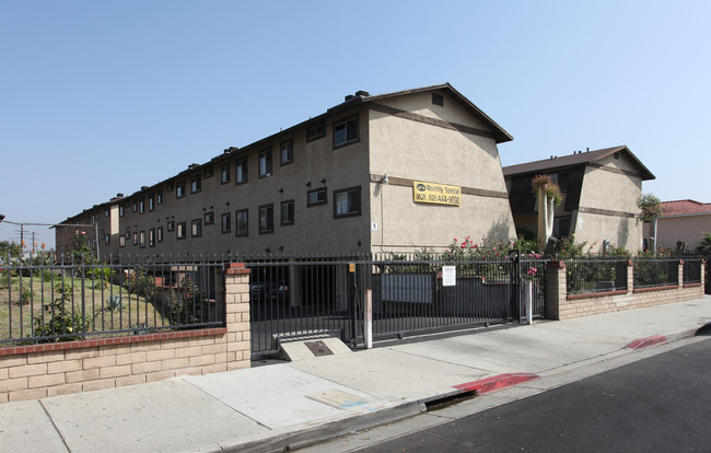 Edwards Apartments in South El Monte, CA - Foto de edificio - Building Photo