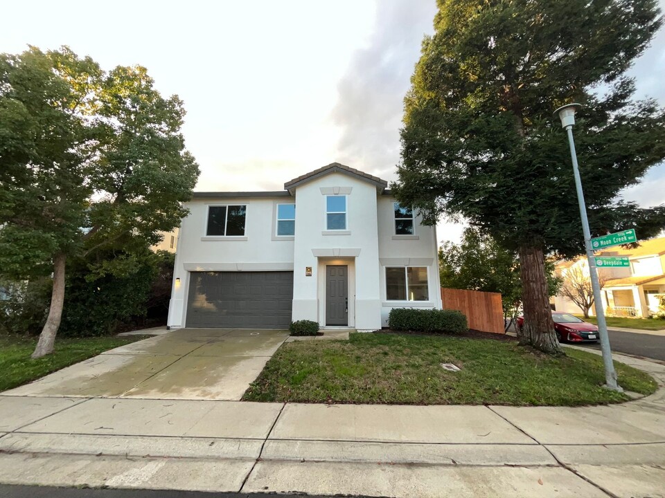 5915 Deepdale Way in Elk Grove, CA - Building Photo