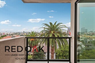 5717 Carlton Way in Los Angeles, CA - Foto de edificio - Building Photo