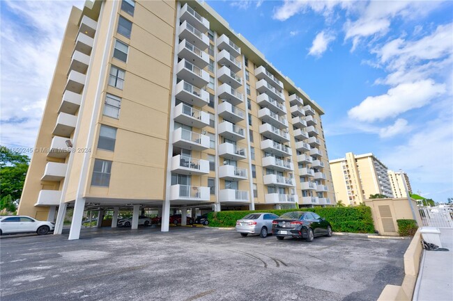 2000 NE 135th St, Unit 908 in North Miami, FL - Foto de edificio - Building Photo