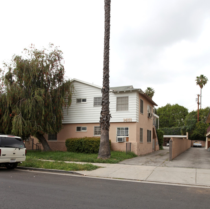 14111 Delano St in Van Nuys, CA - Foto de edificio