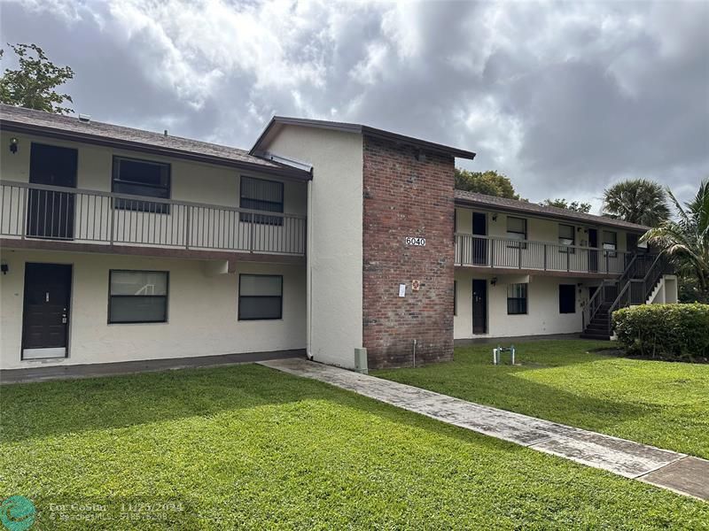 6040 Shaker Wood Cir in Tamarac, FL - Foto de edificio