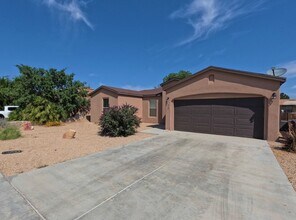 928 Flora Vista Dr in Las Cruces, NM - Building Photo - Building Photo