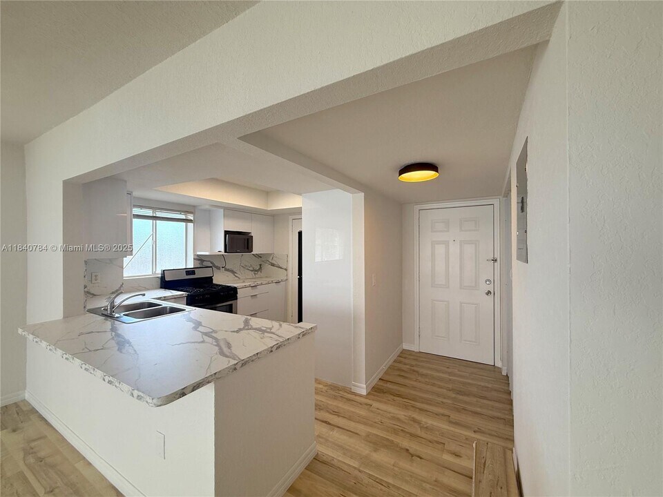 7737 SW 88th St in Miami, FL - Building Photo