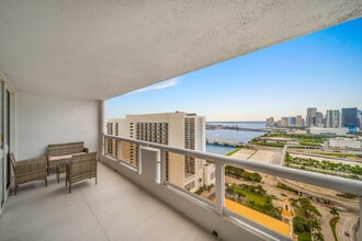 1717 N Bayshore Dr in Miami, FL - Building Photo - Building Photo