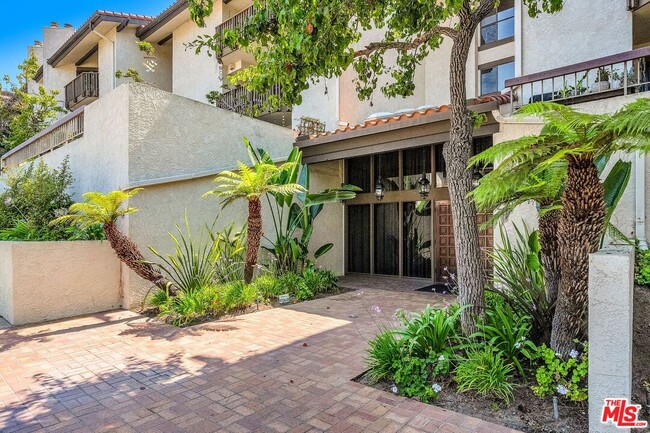 8600 Tuscany Ave in Los Angeles, CA - Building Photo - Building Photo