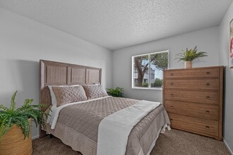 LAKE FAIRWAY in El Paso, TX - Foto de edificio - Building Photo