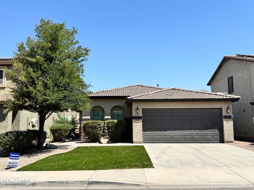 45008 Miramar Rd in Maricopa, AZ - Foto de edificio