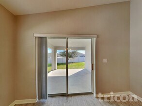 887 Orleans Dr in Eagle Lake, FL - Foto de edificio - Building Photo