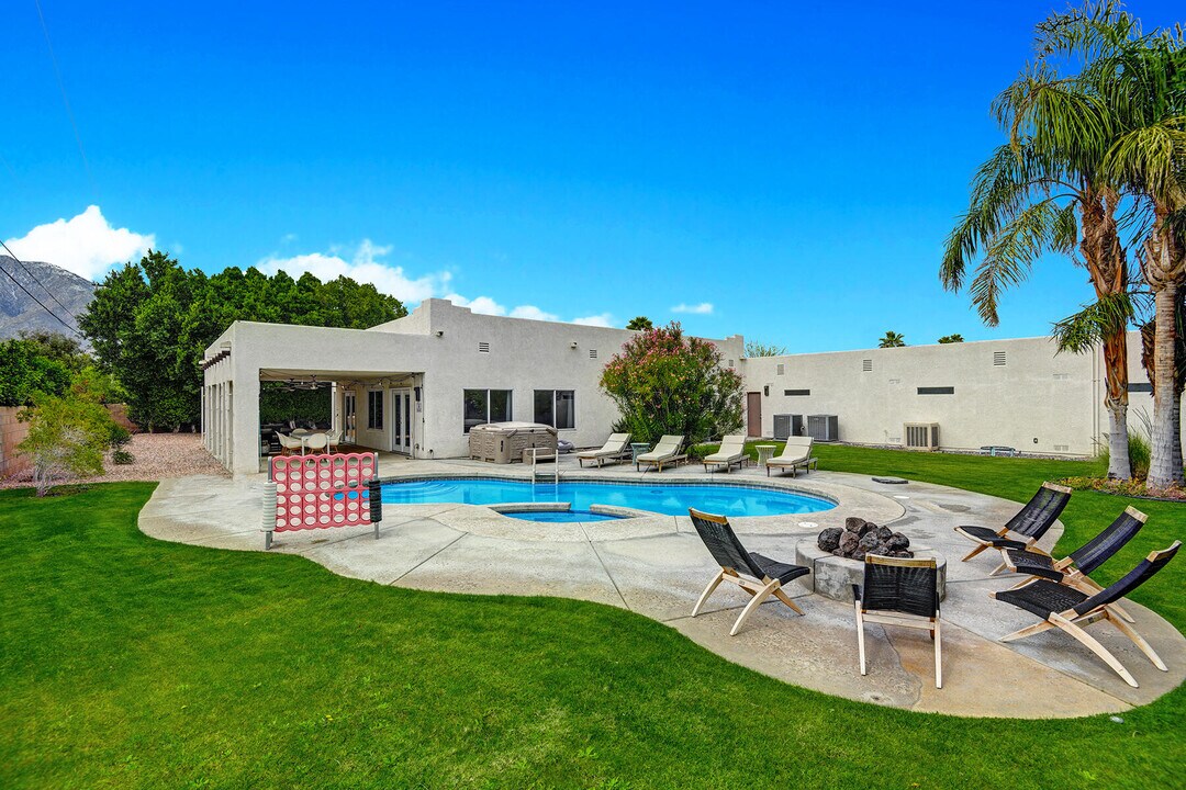 2005 E Racquet Club Rd in Palm Springs, CA - Building Photo