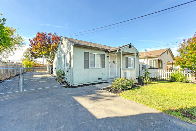 2571 Erickson St in Sacramento, CA - Building Photo - Building Photo