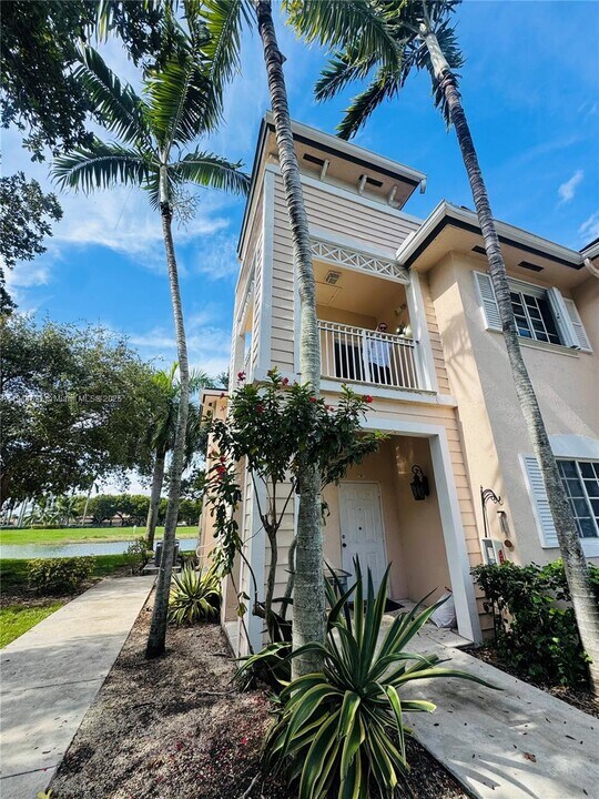 364 NE 25th Pl in Homestead, FL - Building Photo