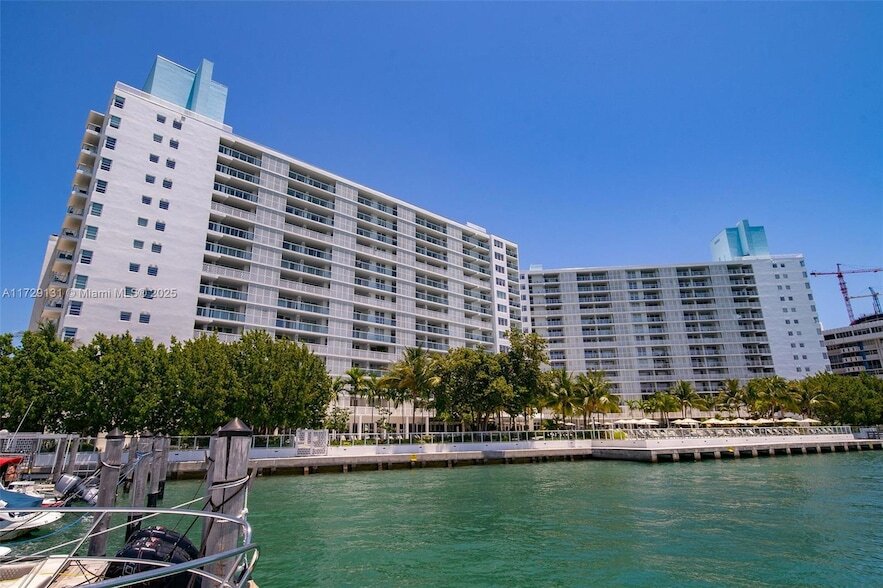 910 West Ave, Unit 1516 in Miami Beach, FL - Building Photo