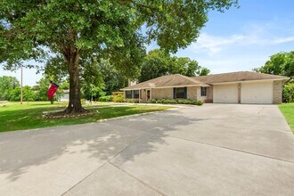 405 Texas St in Tomball, TX - Building Photo - Building Photo