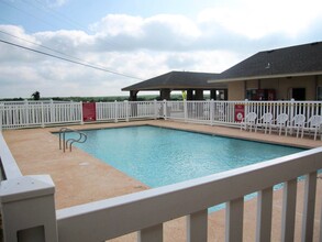 Madison Pointe Apartments in Cotulla, TX - Foto de edificio - Building Photo