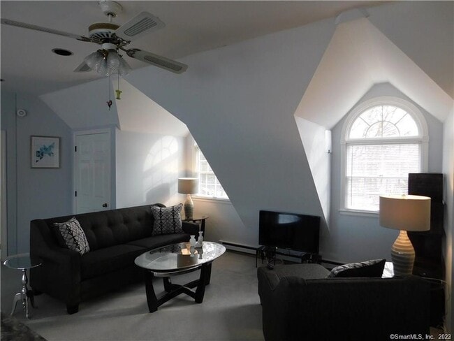 14 Rocky Point Rd in Old Saybrook, CT - Foto de edificio - Building Photo