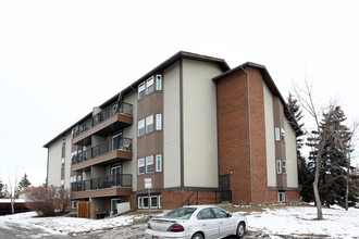 550 Westwood Dr SW in Calgary, AB - Building Photo - Building Photo