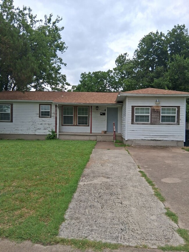 property at 1414 Alta Mira Dr