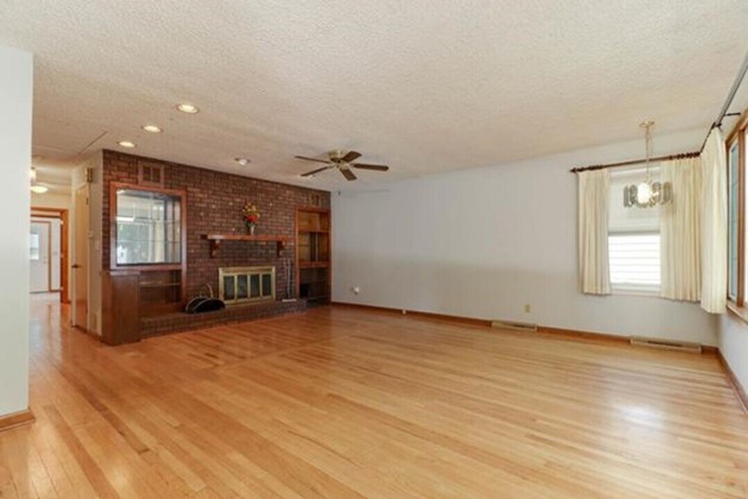 101 W Cypress St in Normal, IL - Building Photo