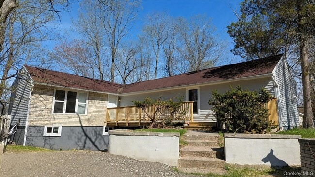 8 Teatown Ct in Carmel, NY - Foto de edificio - Building Photo
