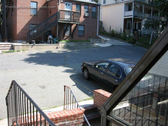 202 E Main St, Unit #2 in Marlborough, MA - Foto de edificio - Building Photo