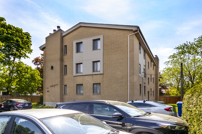 40 Seigneurial E in St-Bruno-de-Montarville, QC - Building Photo - Building Photo