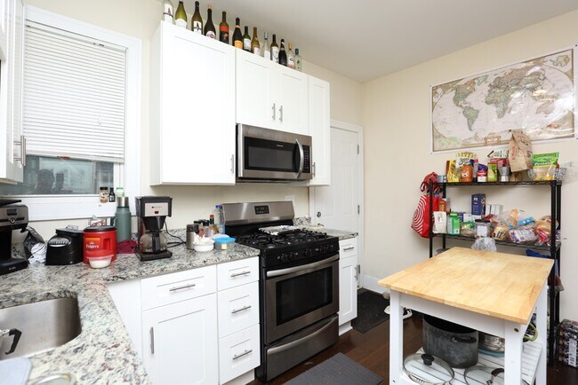 2621 N Southport Ave, Unit CH in Chicago, IL - Building Photo - Building Photo