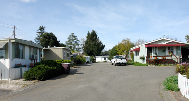 Cute Little Mobile Home in Healdsburg, CA - Building Photo - Building Photo