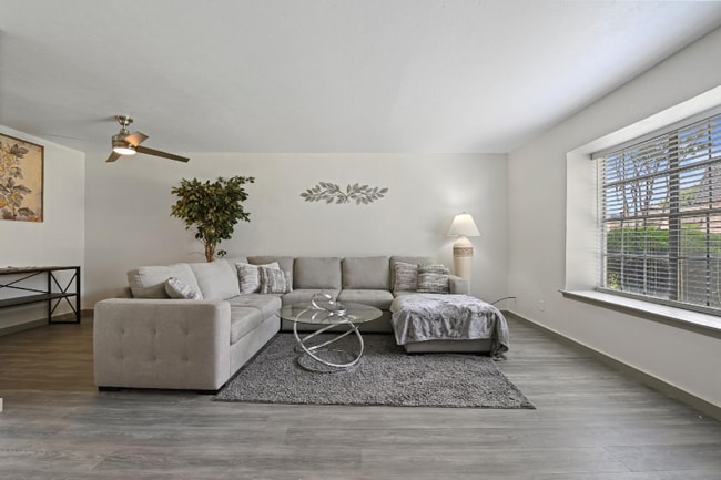 1819 E Grauwyler Rd in Irving, TX - Foto de edificio - Building Photo