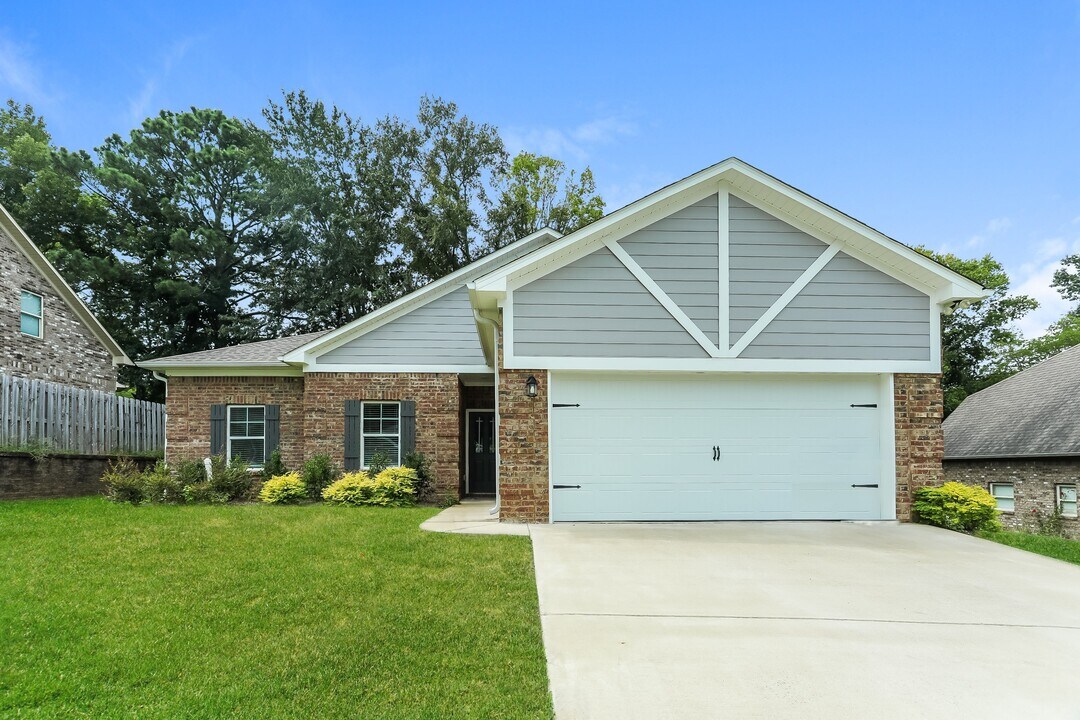 5400 Cedar Creek Dr in Bessemer, AL - Building Photo