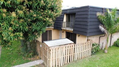 262 Woodland Rd in Palm Springs, FL - Foto de edificio - Building Photo