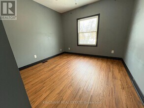 5815 Dorchester Rd in Niagara Falls, ON - Building Photo - Building Photo