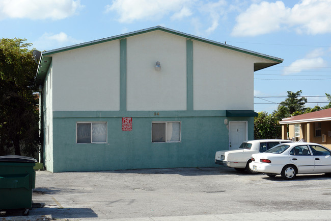 34 W 13th St in Hialeah, FL - Foto de edificio - Building Photo