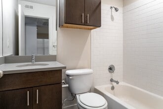 203 W 39th St, Unit 109 in Austin, TX - Building Photo - Building Photo