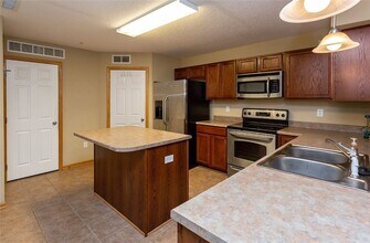 615 87th St in West Des Moines, IA - Building Photo - Building Photo