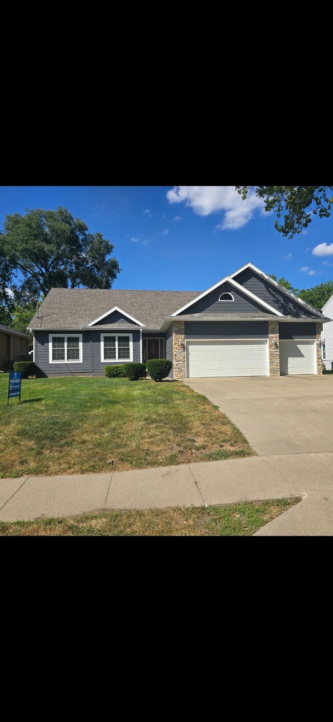 6705 Madison Ave in Urbandale, IA - Building Photo - Building Photo