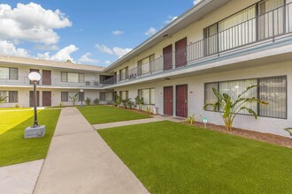 Miramar Apartments in Anaheim, CA - Foto de edificio - Building Photo