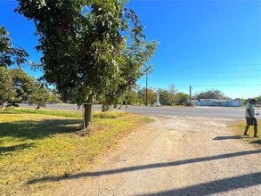 4213 N Main St in Taylor, TX - Building Photo - Building Photo