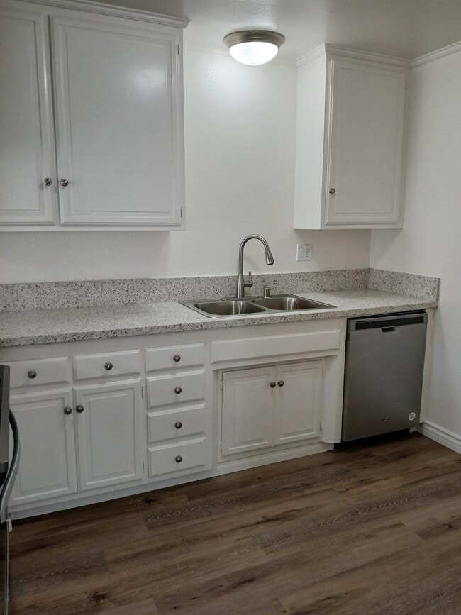 837 Amigos Way in Newport Beach, CA - Foto de edificio - Building Photo